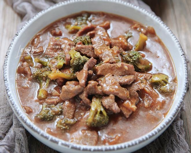 Healthy Low-Fat Beef Stew with Broccoli in Rice Cooker