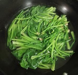 Rinse the spinach thoroughly, and blanch it in boiling water for 1 minute as shown in the image.