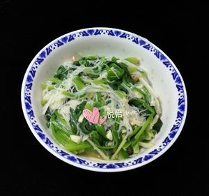 Combine the blanched spinach and vermicelli in a bowl, then drizzle the prepared dressing over them, and mix well as shown in the image.