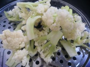 Soak the cauliflower in lightly salted water for 10 minutes, then rinse and drain.