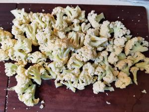 Cut the cauliflower into small florets.