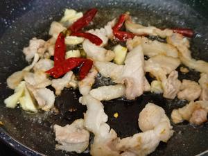 Sauté the pork belly in the pan!