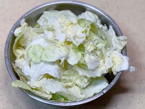 Wash the cabbage thoroughly and tear it into pieces by hand.