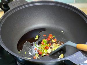 Stir-fry the ingredients over medium heat until fragrant.