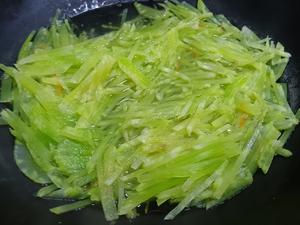 Shred the lettuce and carrot, then blanch them in water.