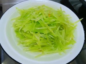 Cool the blanched vegetables in cold water, then drain and place in a bowl.