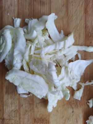 Cut the cabbage into strips.