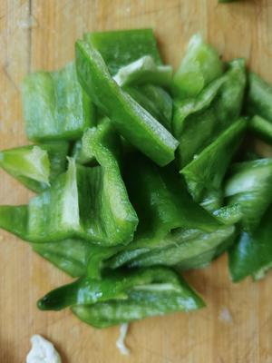 Chop the green pepper into pieces.