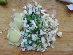 Prepare scallions, ginger, and garlic.