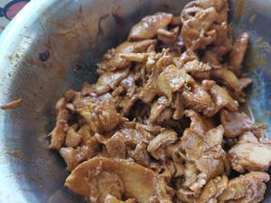 Heat the oil in the pan and stir-fry the marinated chicken until cooked.