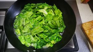 Boil water, add a couple of drops of oil and a teaspoon of salt (this helps to keep the leaves greener), and blanch the lettuce leaves for one minute.