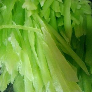 Peel the lettuce and cut it into thin strips.